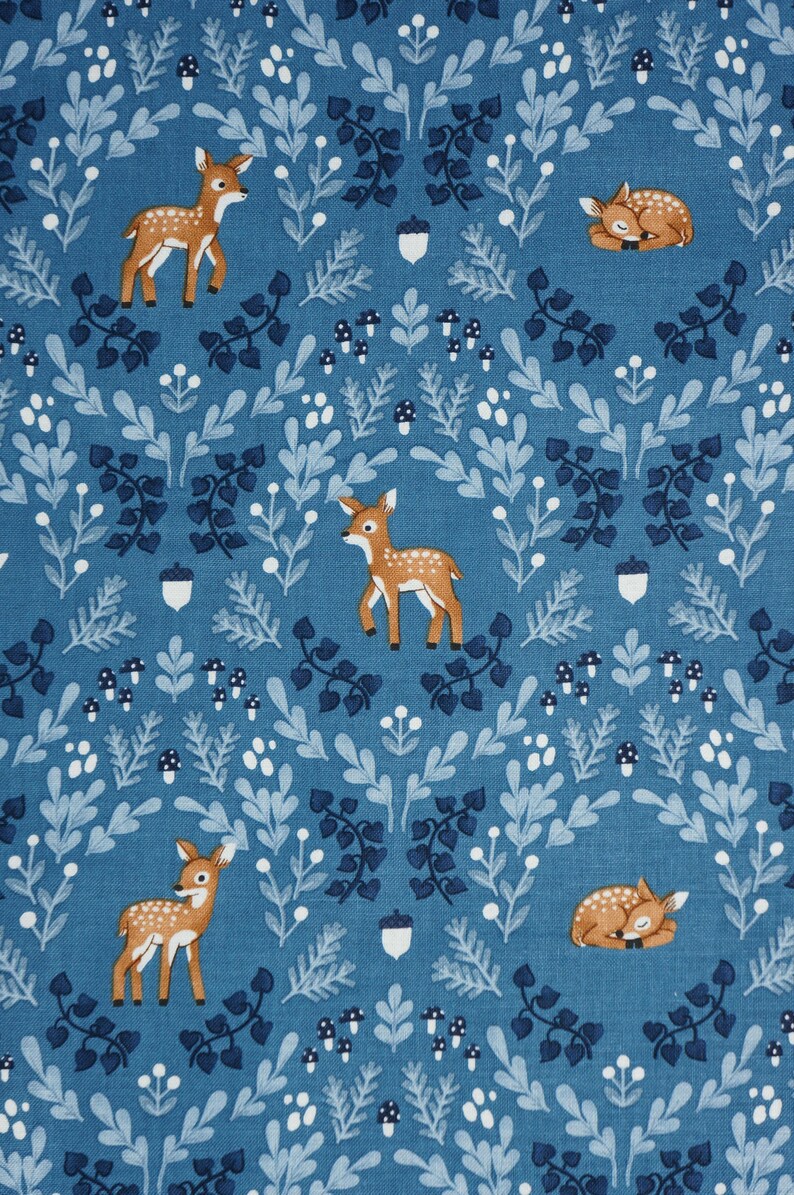 Tissu à motifs de cerfs, faons sauvages, créatures du crépuscule sur fond bleu, par Natàlia Juan Abelló pour Riley Blake, coton à patchwork, C15361-BLUE image 3
