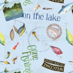 以下が含まれることがあります： 釣りルアー、様々な魚、湖の風景、そして「Gone Fishing」、「on the lake」、「WELCOME TO OUR LODGE」というテキスト、魚のイラストが描かれた円形の「FISHING PERMIT」グラフィックが繰り返されるパターンがプリントされたライトブルーの生地。