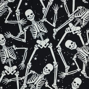 Tela de Halloween con esqueletos que brillan en la oscuridad, tela de algodón para patchwork Benartex con estampado de esqueletos sobre fondo negro que brilla en la oscuridad, modelo 12542G-12B imagen 5