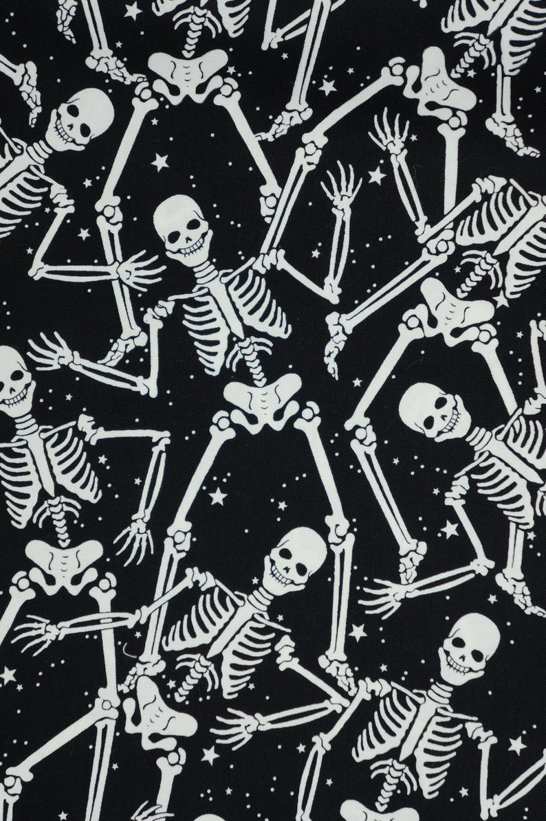 Tela de Halloween con esqueletos que brillan en la oscuridad, tela de algodón para patchwork Benartex con estampado de esqueletos sobre fondo negro que brilla en la oscuridad, modelo 12542G-12B imagen 5