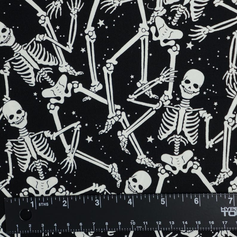Tela de Halloween con esqueletos que brillan en la oscuridad, tela de algodón para patchwork Benartex con estampado de esqueletos sobre fondo negro que brilla en la oscuridad, modelo 12542G-12B imagen 3