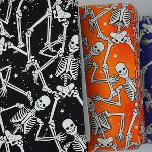 Glow Halloween Skeleton Fabric, Skeleton Crew on Purple Glow in the Dark Halloween Spirit by Benartex Quilting Cotton Fabric, 12542G-66B afbeelding 9