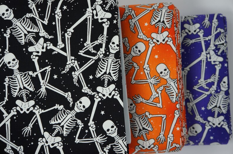Glow Halloween Skeleton Fabric, Skeleton Crew on Purple Glow in the Dark Halloween Spirit by Benartex Quilting Cotton Fabric, 12542G-66B afbeelding 9