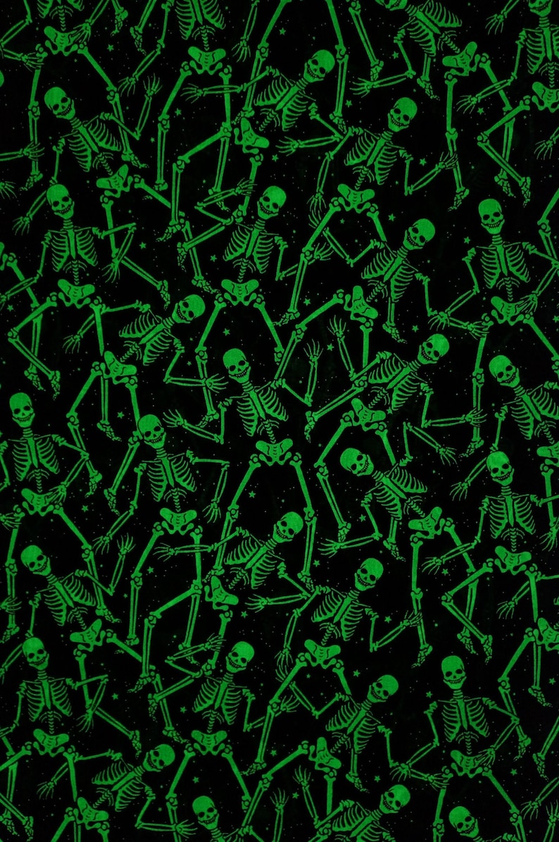 Tela de Halloween con esqueletos que brillan en la oscuridad, tela de algodón para patchwork Benartex con estampado de esqueletos sobre fondo negro que brilla en la oscuridad, modelo 12542G-12B imagen 2