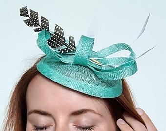 Fascinator, mini chapeau de course hippique, bibi vert d'eau avec de plumes