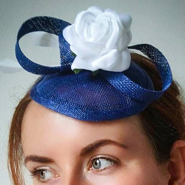 Mini chapeau de cérémonie en sinamay, bibi avec de plumes, rose blanche, fascinator bleu et blanc