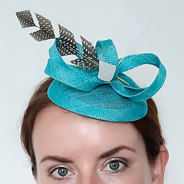 Fascinator, mini chapeau de course, bibi bleu azur, turquoise avec de plumes