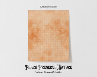 Puede incluir: Muestra de tejido Peach Preserve Mature con un patrón de teñido anudado de color melocotón. El tejido es de color melocotón claro con remolinos de melocotón más oscuros. El texto "Peach Preserve Mature" está impreso en negro en la parte inferior de la muestra. El texto "Orchard Blooms Collection" está impreso en negro debajo del texto principal.