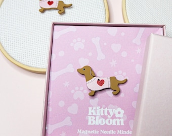 かわいいソーセージ犬のマグネット式針留め具。クロスステッチツール、刺繍用裁縫アクセサリー。ダックスフントの子犬への手作りギフト