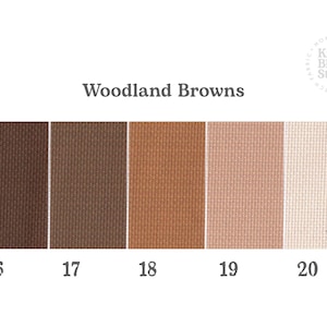 Op de afbeelding: Een kleurenpalet met de naam "Woodland Browns" met vijf stoffen stalen in bruintinten, variërend van donkere chocolade tot lichtbeige. Elk staal is genummerd van 16 tot 20.