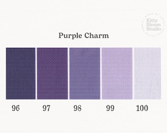 Op de afbeelding: Een kleurenpalet getiteld Purple Charm met vijf stofstalen met een geweven textuur. De tinten variëren van diep donkerpaars tot licht lavendel, gelabeld met de nummers 96, 97, 98, 99 en 100. Logo van Kitty Bloom Studio.