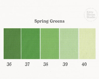 Op de afbeelding: Een kleurenkaart getiteld Spring Greens met vijf stoffen stalen in groentinten, gelabeld 36 tot en met 40. De stalen tonen een geweven textuur, variërend van diep bosgroen tot licht limoengroen, inclusief het logo van Kitty Bloom Studio.