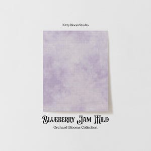 Peut inclure: Un échantillon de tissu tie-dye violet et blanc avec le texte "Blueberry Jam Mild" et "Orchard Blooms Collection" imprimé en dessous.
