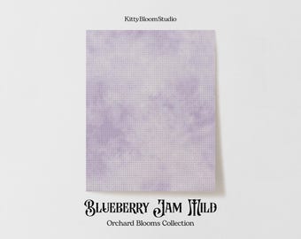 Pode incluir: Uma amostra de tecido tie-dye roxo e branco com o texto "Blueberry Jam Mild" e "Orchard Blooms Collection" impresso abaixo.
