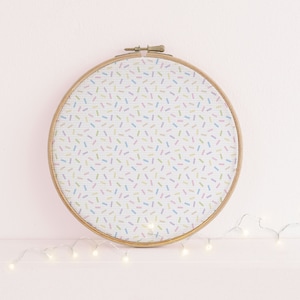 Tela de punto de cruz estampada con chispas de caramelo de 16 x 11 pulgadas - Tela de bordado Aida - patrón repetido de chispas de colores pastel multicolor.