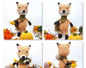 Puede incluir: Un juguete de zorro de crochet con una bufanda verde y una bolsa marrón. El zorro está de pie sobre un fondo blanco con decoraciones de otoño, incluyendo calabazas, hojas y setas.