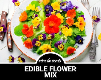 Puede incluir: Un plato de ensalada fresca con una variedad de flores comestibles coloridas, incluyendo capuchinas naranjas y pensamientos amarillos y morados. El texto "EDIBLE FLOWER MIX" se muestra debajo, con un cuchillo y un tenedor.