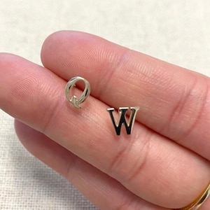 Aretes con letras personalizadas de 14k con parte trasera plana. Disponible en cualquier estilo de fuente. Joyas personalizadas. Rosca trasera. El mejor regalo para tu esposa.