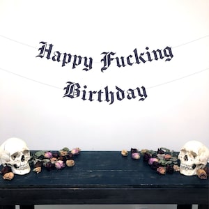 Banner de feliz cumpleaños con letras góticas, banner de cumpleaños en inglés antiguo, banner de cumpleaños para adultos, banner de cumpleaños número 30, banner de cumpleaños para hombres