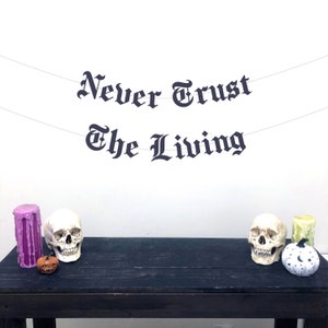Letra gótica Nunca confie no banner vivo, banner de Halloween em inglês antigo, decoração de casa gótica, decoração de Halloween, festa de Halloween, banner assustador