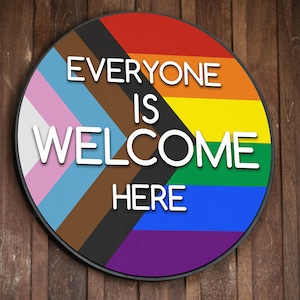 Signe de bienvenue de la fierté - Tout le monde est le bienvenu ici Signe, Décor arc-en-ciel LGBT, Signe rond en bois Svg, Signe de fierté SVG, Fichier GLOWforge SVG, Fichier coupé