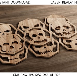 Op de afbeelding: Houten onderzetters in de vorm van een schedel met een zeshoekig frame. De onderzetters zijn lichtbruin en hebben verschillende schedelontwerpen. De afbeelding bevat de tekst "INSTANT DOWNLOAD" en "LASER READY FILES". De onderkant van de afbeelding bevat de tekst "CDR PNG EPS SVG DXF AI PDF".
