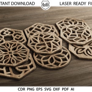 Puede incluir: Un conjunto de posavasos de madera cortados con láser con varios diseños geométricos y florales. Los posavasos son de color marrón claro y de forma hexagonal o circular. La imagen incluye el texto "DESCARGA INSTANTÁNEA" y "ARCHIVOS LISTOS PARA LÁSER".