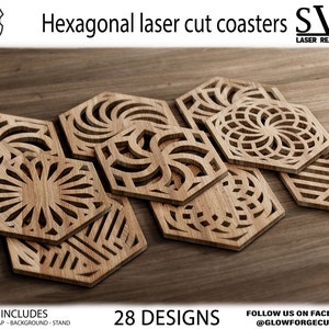 Könnte beinhalten: Set mit 28 sechseckigen, lasergeschnittenen Untersetzern mit filigranen geometrischen Designs. Die Untersetzer sind aus Holz und haben eine natürliche Oberfläche. Die Designs umfassen Spiralen, Kreise und Linien. Die Untersetzer sind perfekt, um jedem Zuhause einen Hauch von Stil zu verleihen.