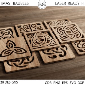 Könnte beinhalten: Ein Set mit 28 lasergeschnittenen Weihnachtsbaumschmuck-Designs aus Holz mit keltischen Knotenmustern. Die Designs sind auf einer Holzoberfläche angeordnet und umfassen verschiedene Formen und Größen.