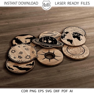 Puede incluir: Un conjunto de posavasos de madera cortados con láser con diseños planetarios. Los posavasos representan planetas, la Tierra y otros cuerpos celestes. El texto "INSTANT DOWNLOAD" y "LASER READY FILES" es visible en la parte superior. El texto inferior incluye "CDR PNG EPS SVG DXF PDF AI".