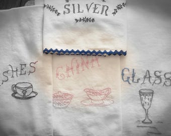 Set di 4 strofinacci da cucina vintage ricamati a mano. Piatti, porcellane, argento, bicchieri