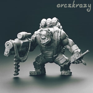 Peut inclure: Une figurine miniature grise et détaillée d'un orc portant un sac à dos et tenant une grosse arme à feu et une arme plus petite. L'orc a une expression féroce et porte un casque.