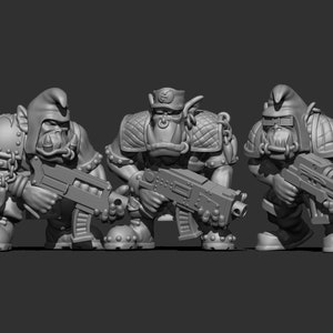 Könnte beinhalten: Drei graue Plastikfiguren von Orks, die jeweils eine futuristische Waffe halten. Die Orks tragen Rüstung und Helme.