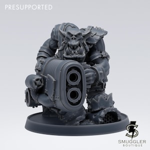 Puede incluir: Miniatura gris pre-soportada de un Orc musculoso sosteniendo un arma grande de doble cañón. El Orc está detallado con armadura y una expresión feroz. La base es redonda, y la imagen incluye el texto "PRESUPPORTED" y el logo Smuggler Boutique.