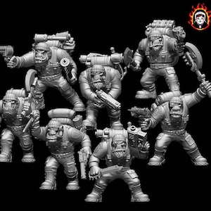 Op de afbeelding: Een set van zeven grijze plastic miniatuurfiguren van orcs, elk met een ander wapen en rugzak. De figuren zijn in verschillende actiehoudings geposeerd. De figuren zijn van het merk Hardcore Miniatures.