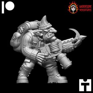 Puede incluir: Una figura miniatura de plástico gris de un goblin que lleva un gorro de invierno y lleva una mochila y un arma grande. El goblin lleva una chaqueta y pantalones grises oscuros. El arma tiene un cañón largo y una hoja curva.