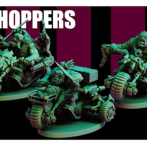 Könnte beinhalten: Drei grüne Miniatur-Chopper mit grotesken Reitern werden vor einem dunklen Hintergrund mit dem Wort "CHOPPERS" in Weiß gezeigt. Die Chopper haben große Reifen und schädelartige Details.
