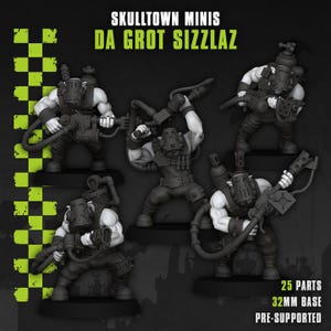 Könnte beinhalten: Fünf Miniaturfiguren mit dem Titel SKULLTOWN MINIS DA GROT SIZZLAZ. Jede Figur trägt einen Helm und einen Flammenwerfer mit Tank. Das Set enthält 25 Teile, 32-mm-Basen und ist vorunterstützt. Der Text ist in Limettengrün und Weiß gehalten.
