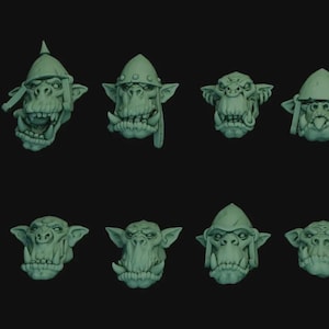 Puede incluir: Ocho cabezas de orcos verdes con diversas expresiones y tocados sobre un fondo negro. Las cabezas de los orcos tienen grandes dientes, orejas puntiagudas y algunas llevan cascos o cubrecabezas.