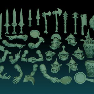 Puede incluir: Colección de miniaturas para juegos de fantasía, que incluye espadas, hachas, mazas, cabezas de orcos, brazos y una cesta. Las piezas son de color verde claro y están dispuestas sobre un fondo oscuro.
