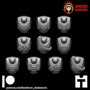 Może przedstawiać: Dziewięć różnych wzorów kamizelek drukowanych w 3D, z różnymi kieszeniami, paskami i klamrami. Wzory są w kolorze szarym i są wyświetlane na czarnym tle. Tekst "HARDCORE MINIATURES" jest widoczny w prawym górnym rogu obrazu.