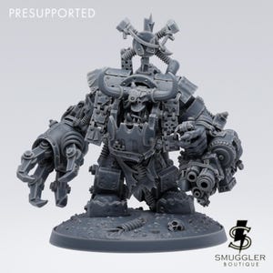 Puede incluir: Un modelo de plástico gris de un Ork fuertemente blindado, una raza ficticia del universo Warhammer 40,000. El modelo está en posición de pie con un arma grande en una mano y una garra mecánica en la otra. El modelo está pre-soportado, lo que significa que está diseñado para ser impreso en una impresora 3D sin necesidad de soportes adicionales.