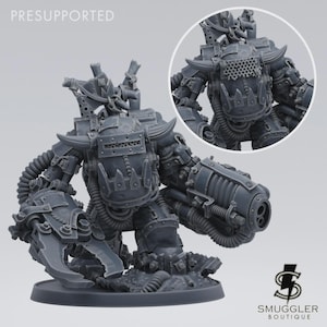 Puede incluir: Miniatura gris pre-soportada de una figura robótica con cuernos grandes, una mano con garras y un cañón grande. La figura tiene un diseño mecánico detallado con tuberías y blindaje visibles. El texto "PRESUPPORTED" es visible.