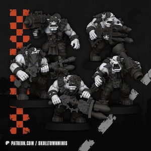 Op de afbeelding: Een set van vijf onbeschilderde miniatuur ork-figuren in zwart-wit, elk uitgerust met zware wapens, mechanische oogstukken en met schedels versierde bepantsering. De figuren staan op ronde voetstukken, met de tekst PATREON.COM/SKULLTOWNMINIS.
