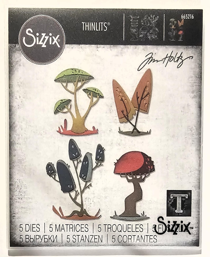 Op de afbeelding: Een pakket Sizzix Thinlits stansmessen met gestileerde boomontwerpen. De bomen hebben verschillende kleuren, waaronder groen, bruin en rood. Het pakket bevat de tekst "5 DIES | 5 MATRICES | 5 TROQUELES | 5 ВЫРУБКИ | 5 STANZEN | 5 CORTANTES".