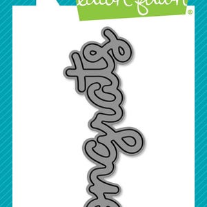 Op de afbeelding: Een grijze metalen stansvorm met het woord "Congrats" in een scriptlettertype. De stansvorm is van Lawn Fawn, een merk dat bekend staat om aangepaste ambachtelijke stansvormen. De verpakking bevat de tekst "lawn cuts custom craft dies" en een hertenlogo.