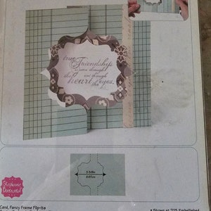 以下が含まれることがあります： カード作りのためのSizzixダイセット。パッケージには、ファンシーフレームフリップイットカード用のダイが含まれています。フレームの幅は8.57cmです。カードには「true Friendship is seen through the heart, not through the eyes.」というテキストが記載されています。
