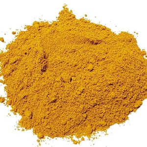 Peut inclure: Un tas de poudre de curcuma jaune vif, une épice populaire utilisée en cuisine.
