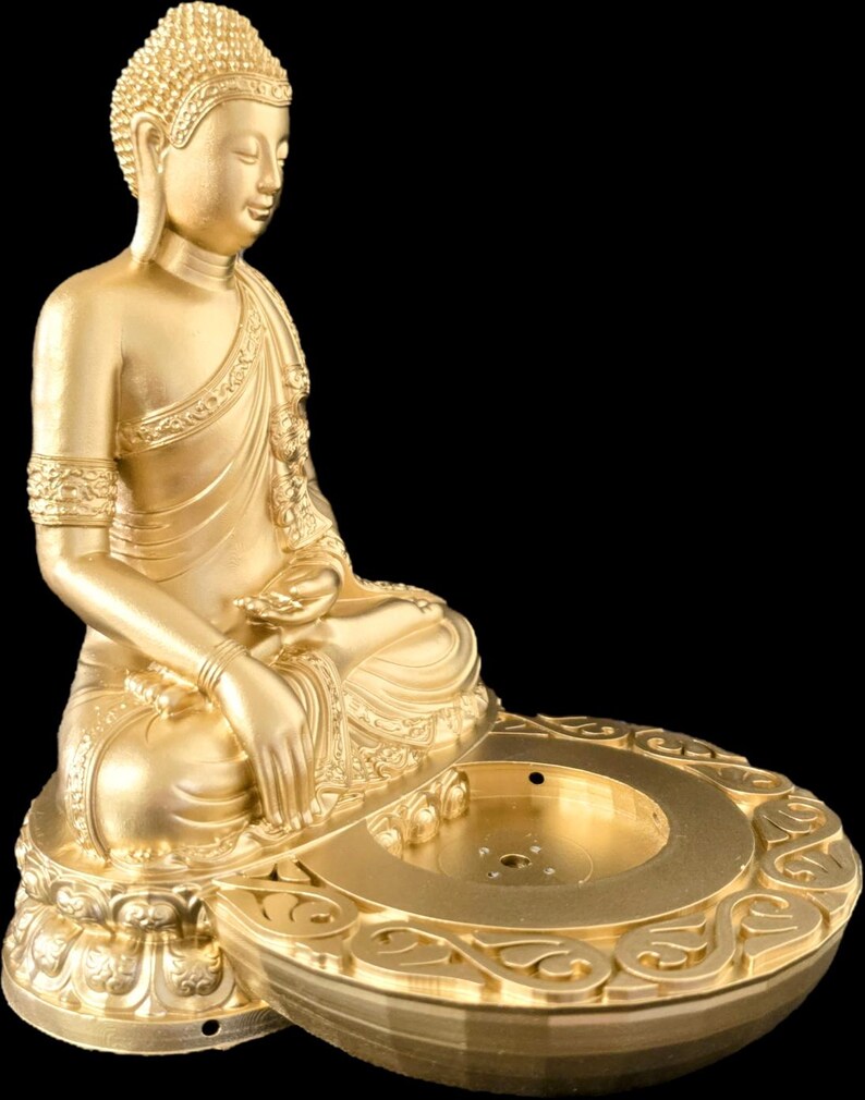 K&ouml;nnte beinhalten: Eine goldene Buddha-Statue in sitzender Meditationshaltung. Die Statue ist mit aufwendigen Designs versehen und steht auf einem dekorativen Sockel. Der Hintergrund ist schwarz.