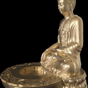 K&ouml;nnte beinhalten: Eine goldene Buddha-Statue in sitzender Meditationshaltung. Die Statue weist detaillierte Roben und Haare auf, mit einem ruhigen Ausdruck. Der Sockel ist ein dekoratives, kreisf&ouml;rmiges Design. Der Hintergrund ist schwarz.